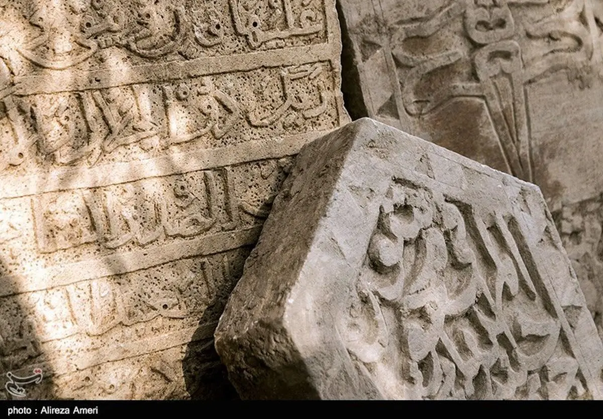 تصاویر قبرستانی ۷۰۰ ساله که سیل بیرونش کشید