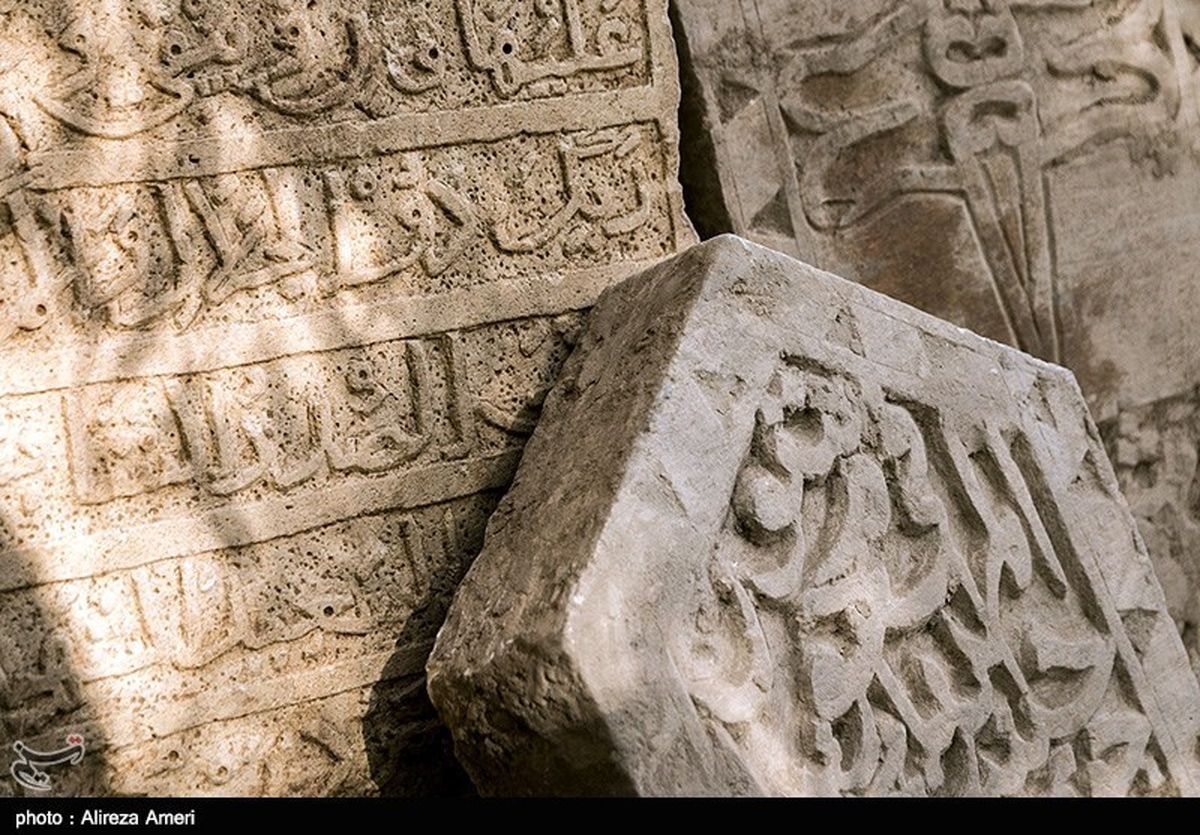 تصاویر قبرستانی ۷۰۰ ساله که سیل بیرونش کشید
