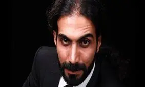 صف کشیدن مردم برای امضا گرفتن از سلبریتی‌ها جلوی تماشاخانه‌ها دردناک است