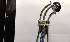 ربات زالو از در و دیوار بالا می رود