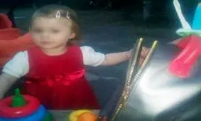 پیدا شدن دختر گرسنه در کنار اجساد والدینش در آپارتمان! +فیلم