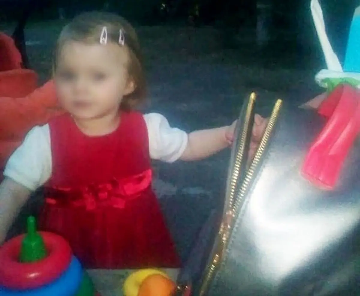 پیدا شدن دختر گرسنه در کنار اجساد والدینش در آپارتمان! +فیلم