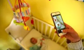 پدر و مادرهایی که از موبایل به‌جای پستانک استفاده می‌کنند