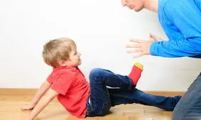 نحوه‌ی رفتار با کودکی که والدینش را می‌زند