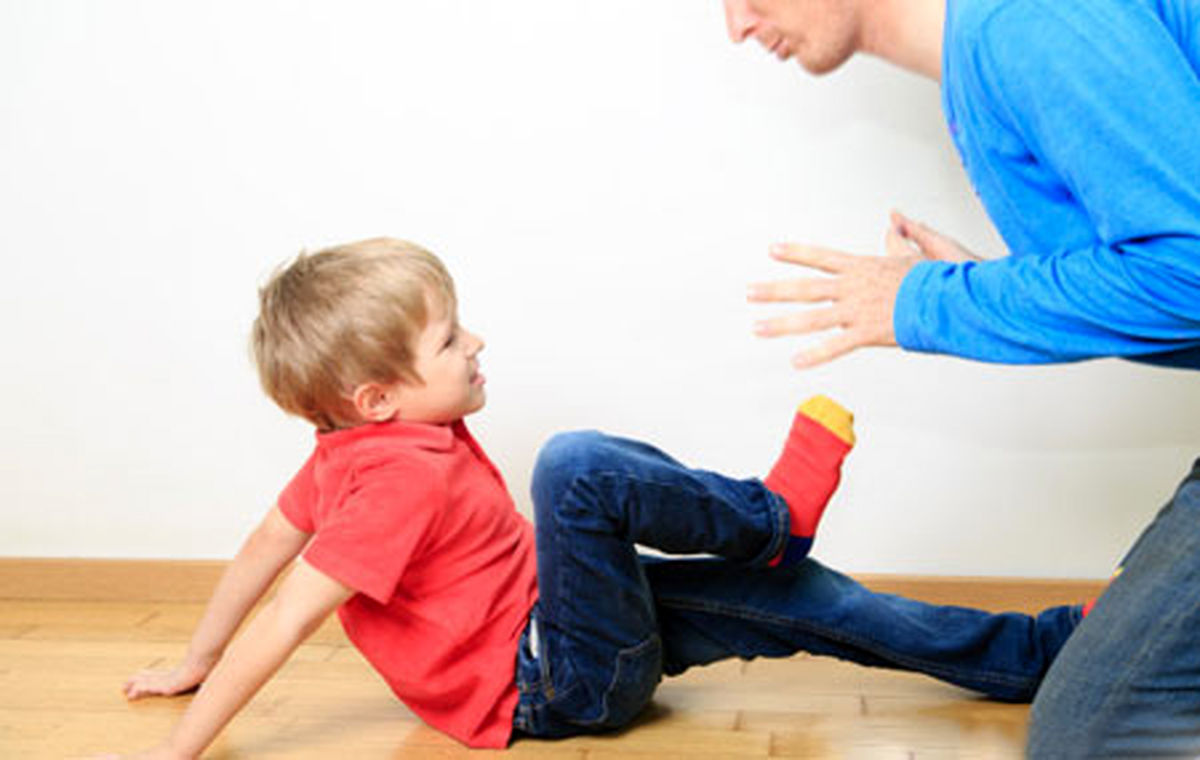 نحوهی رفتار با کودکی که والدینش را میزند