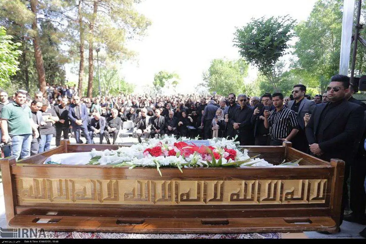 اولین عکس ها از تشییع پیکر بهنام صفوی در اصفهان