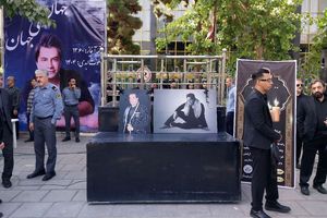 حال و هوای غمانگیز خانواده امید جهان در مراسم چهلم این هنرمند/ ویدئو