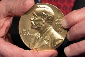 کشورهایی که بیشترین دریافتکنندگان جایزه نوبل را تا سال ۲۰۲۵ داشتهاند