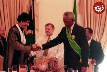قذافی در حال دست دادن با نلسون ماندلا سال ۱۳۷۸