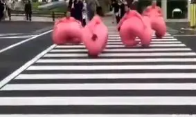 شادی صورتی های بادی در خیابان