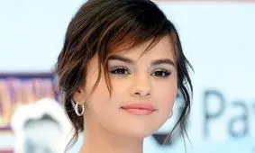 سلنا گومز بازیگر «مردگان نمی‌میرند» مقابل دوربین عکاسان جشنواره کن+تصاویر