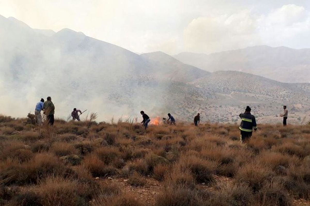 جلوگیری از سرایت آتش سوزی به مراتع مرزی مهران