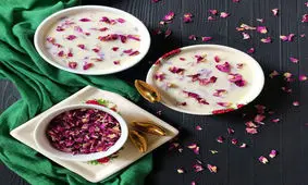 فرنی گل سرخ؛ سفره افطارتان را خوش‌عطر کنید!