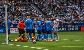 محرومیت‌ 2‌‎ جلسه‌ای‌ زلاتان‌ بدلیل‌ درگیری‌ با دروازه‌بان نیویورک