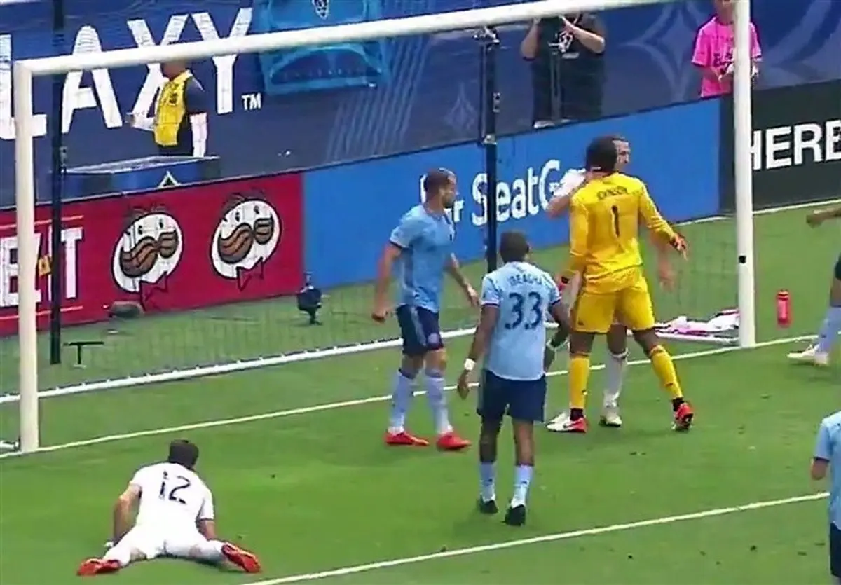 محرومیت‌ 2‌‎ جلسه‌ای‌ زلاتان‌ بدلیل‌ درگیری‌ با دروازه‌بان نیویورک