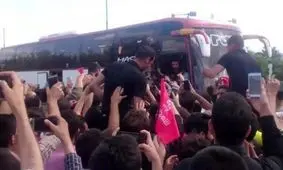 اتوبوس بازیکنان پدیده در میان استقبال پرشور هواداران