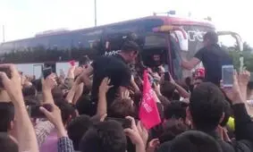 اتوبوس بازیکنان پدیده در میان استقبال پرشور هواداران