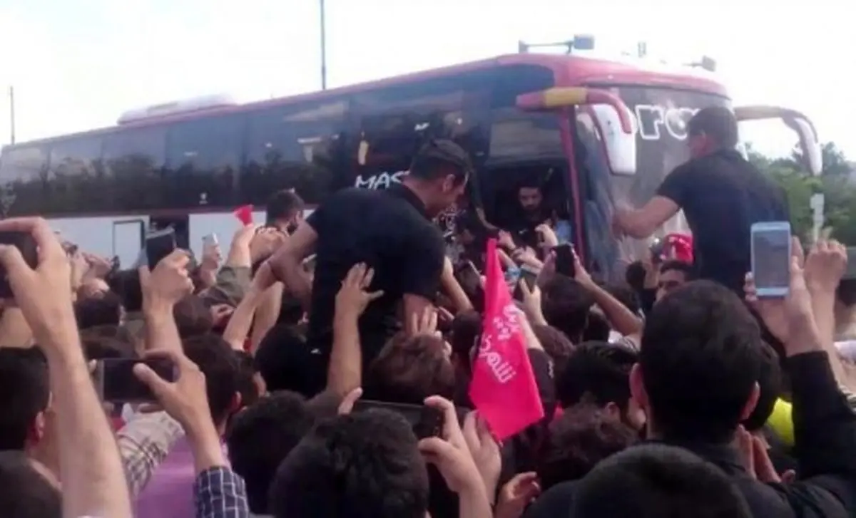 اتوبوس بازیکنان پدیده در میان استقبال پرشور هواداران