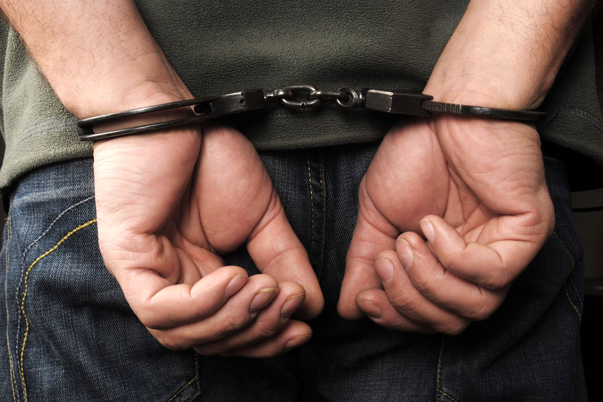سارق حرفه ای با 11 فقره سرقت در قشم دستگیر شد