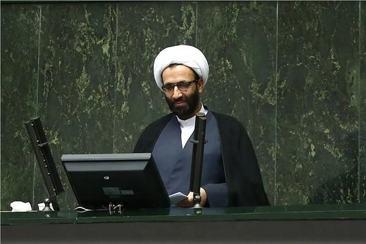 کسانی که دم از مذاکره می‌زنند خائن و یا ترسو هستند