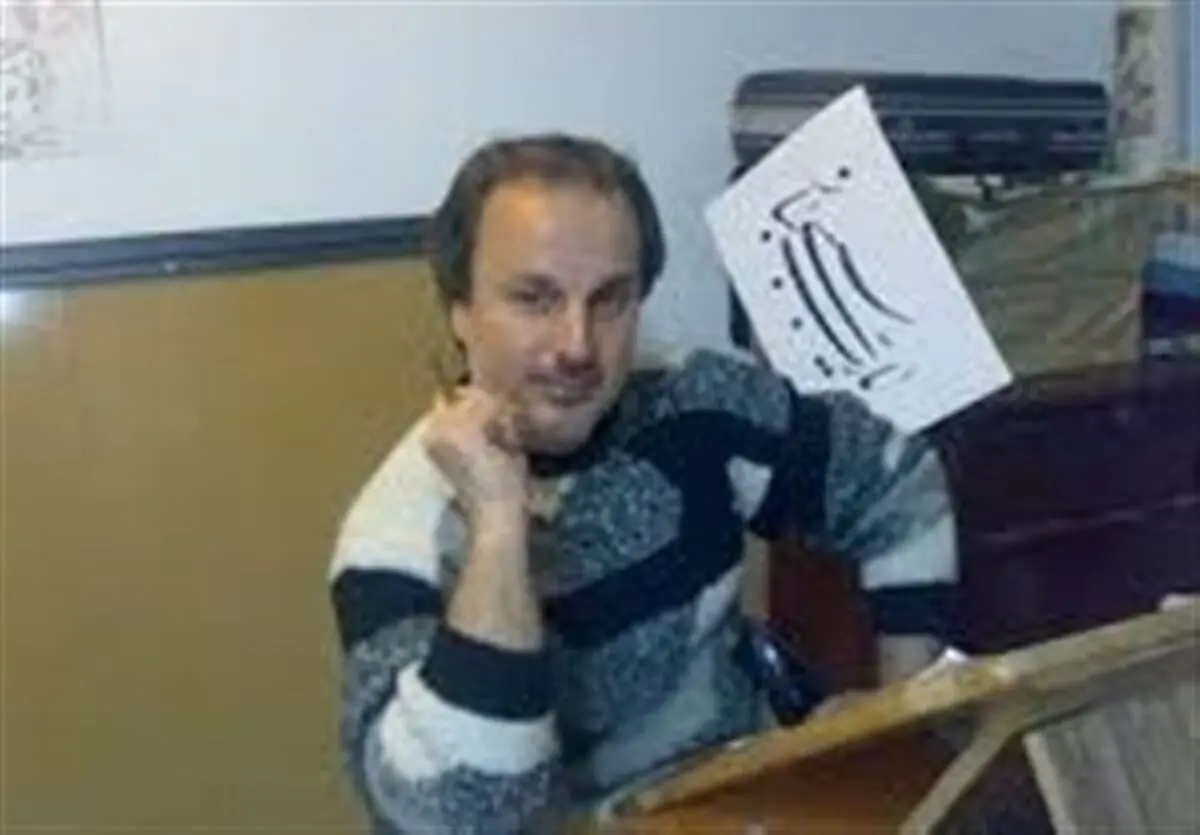 خوشنویسی که فقط قرآن کتابت می‌کند/ نگارش ۱۰ قرآن در ۱۸ سال