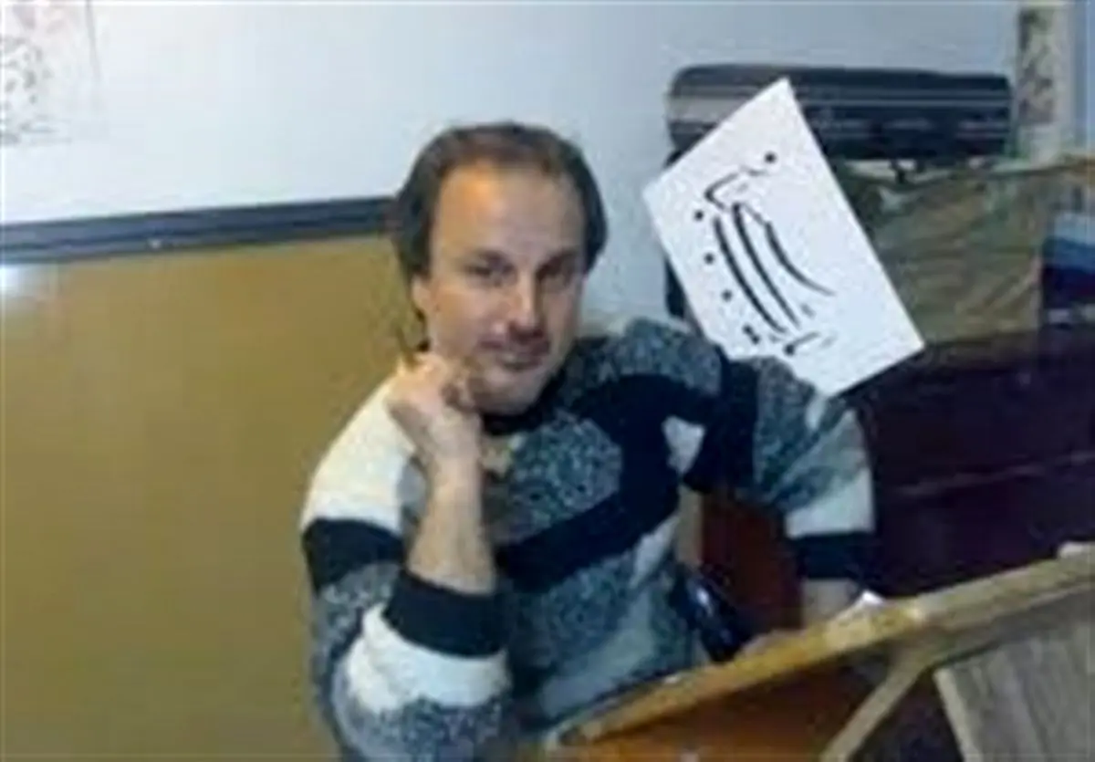 خوشنویسی که فقط قرآن کتابت می‌کند/ نگارش ۱۰ قرآن در ۱۸ سال