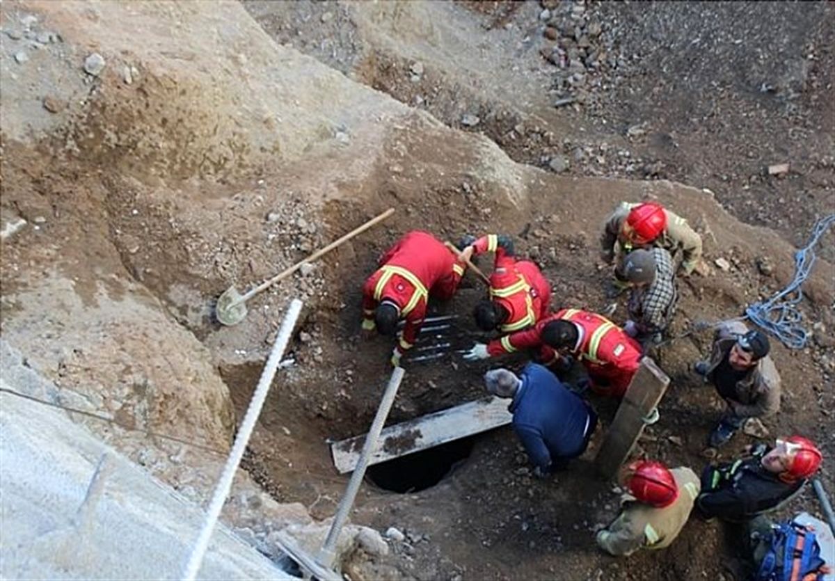 نجات معجزه‌آسای کارگر پس از سقوط در چاه ۲۰ متری + تصاویر