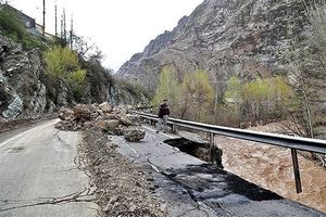 مسیر فنوج - رمشک در پی طغیان رودخانه همچنان مسدود است