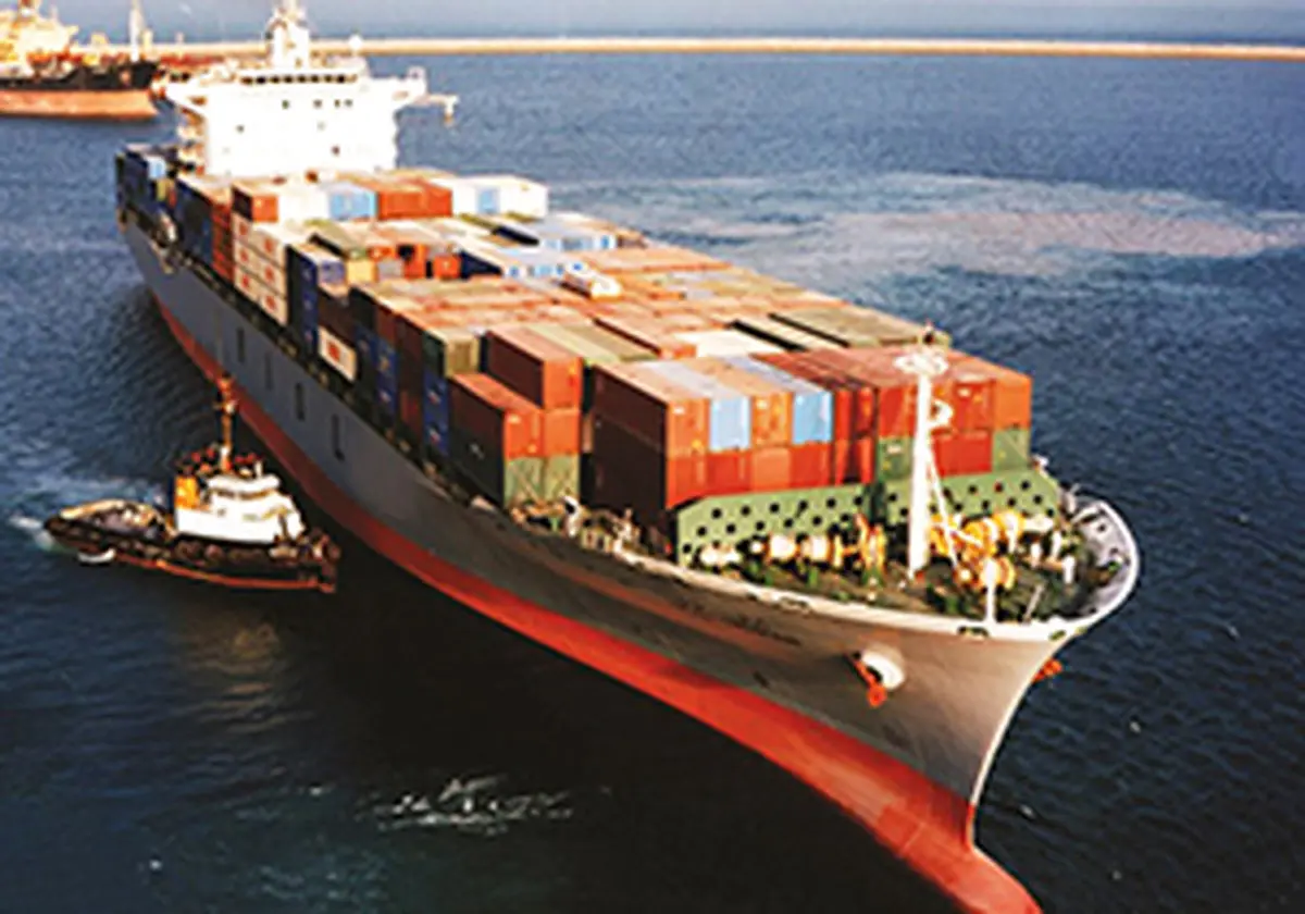 عبور کشتی‌ها از روی هم در عجیب‌ترین بندر دنیا! + فیلم