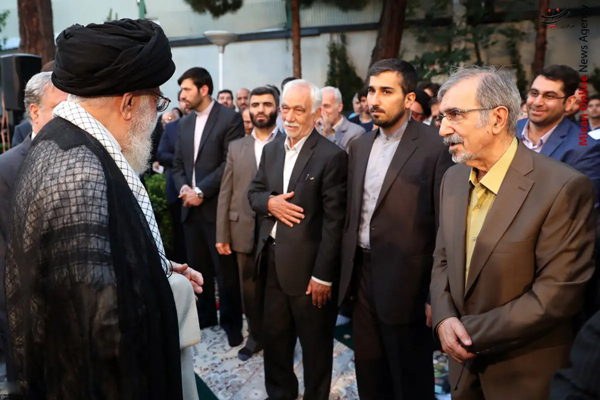 تصاویری از دیدار صمیمی رهبر انقلاب با شاعران و اهالی فرهنگ