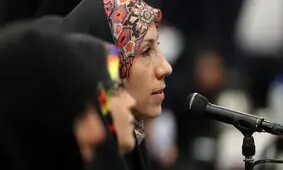 بانویی که در محضر رهبری سرود مادرانه و شیرین خواند