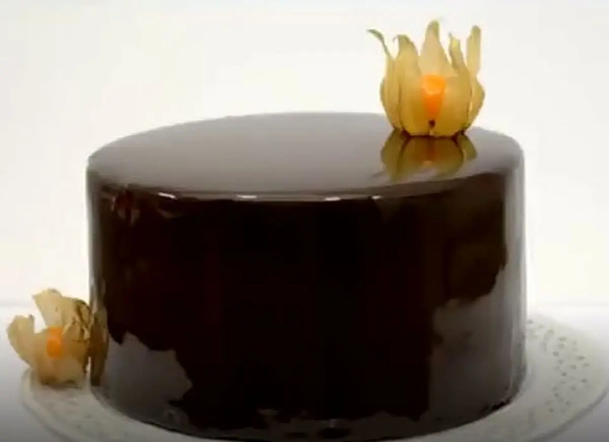 طرز تهیه کیک شکلاتی آینه ای