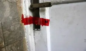 پلمب یک مغازه در نظر آباد به دلیل نصب تبلیغات نژادپرستانه