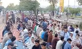 سفره‌های خیابانی افطار در پاکستان + فیلم