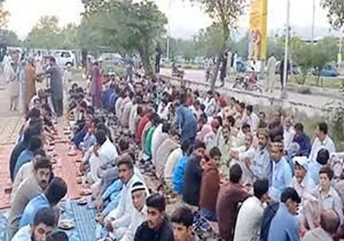 سفره‌های خیابانی افطار در پاکستان + فیلم