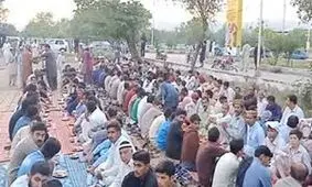 سفره‌های خیابانی افطار در پاکستان + فیلم