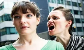 آدم های سمی چه ویژگی هایی دارند، چگونه با آن ها کنار بیاییم؟