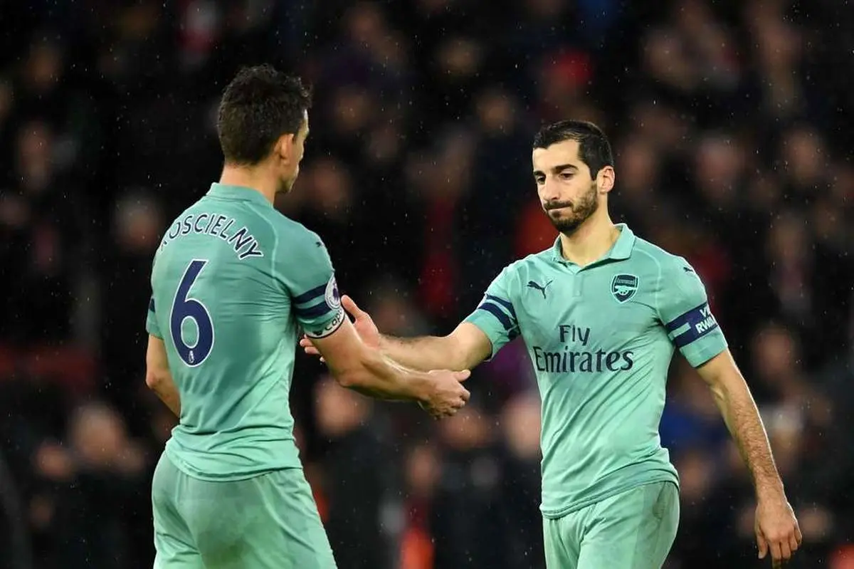 مدافع آرسنال: چرا فینال اروپا را به آذربایجان دادید؟