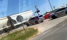 برخورد قطار با ماشین پلیس حین ماموریت + فیلم