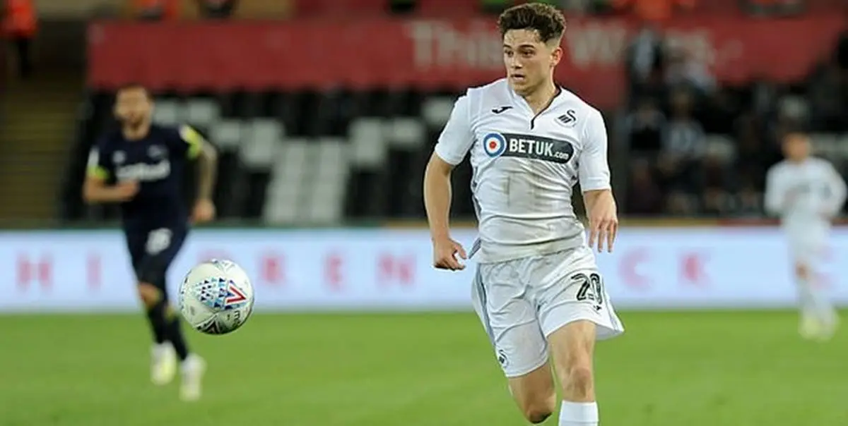 تاخیر در انتقال جیمز به منچستر به خاطر فوت پدر