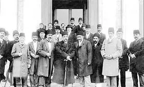 روشنفکران درباری علیه دین و مردم!