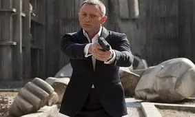 کار جیمز باند به جراحی کشید