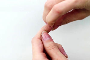 پاک کردن چسب قطره‌ ای از روی دست با ۷ راهکار خانگی