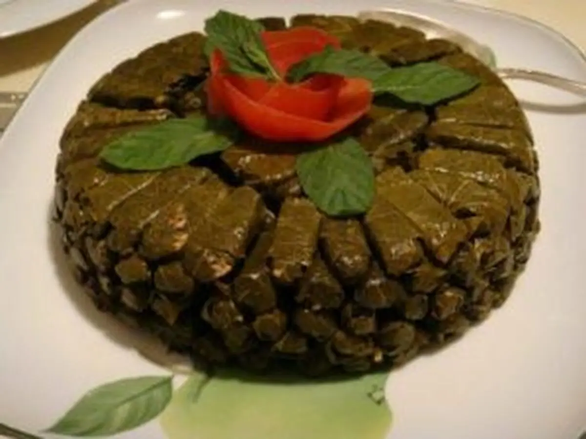 طرز تهیه “دلمه برگ مو” غذای پرطرفدار ترکی