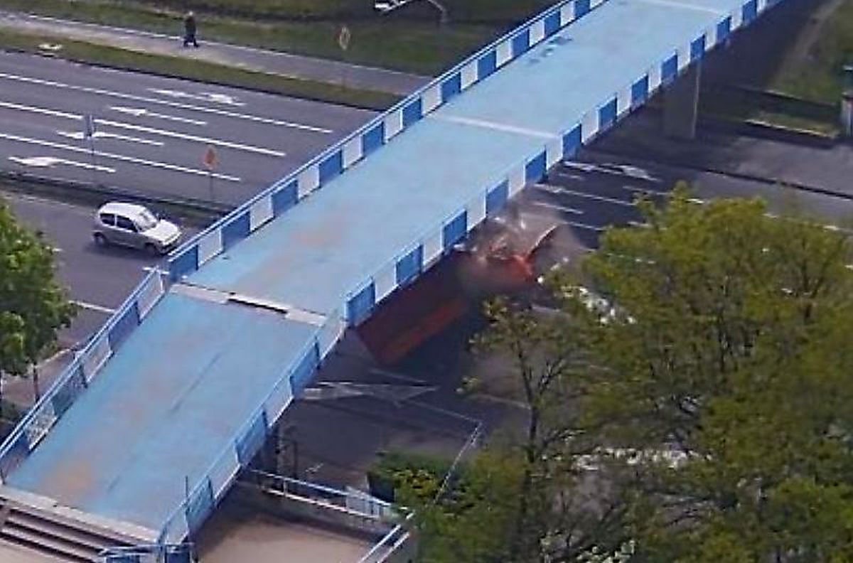 عبور ناموفق کامیون از زیر پل حادثه ساز شد +فیلم