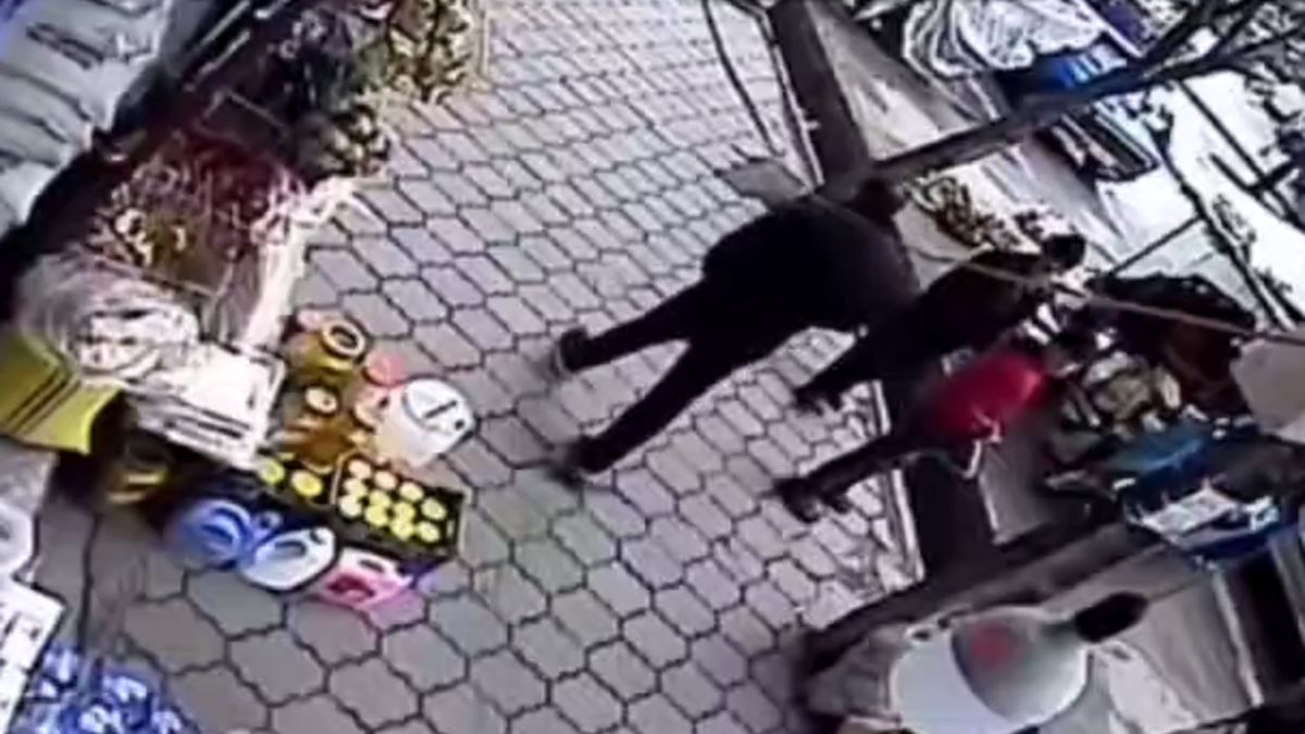 لحظه افتادن بمب دست ساز از دستان یک نوجوان وسط خیابان/ ویدئو