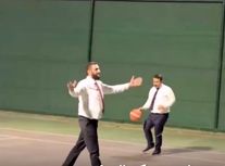 بازی بسکتبال میان الجولانی و فرمانده سنتکام در بدو ورود به آمریکا/ ویدئو

