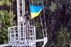 اهتزاز پرچم اوکراین بر فراز شهر آزاد شده از اشغال روسیه/ ویدئو

