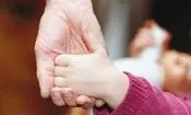 این دختر نوجوان فروشی است!/ عکس مادر در حال فروش علنی دخترش کنار خیابان! 
