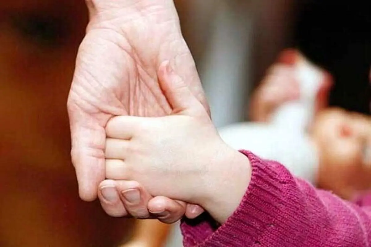 این دختر نوجوان فروشی است!/ عکس مادر در حال فروش علنی دخترش کنار خیابان! 